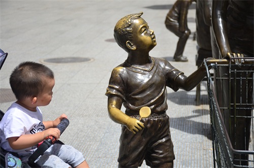 保定街拍，品赏保定府朝阳北大街保百购物广场及附近的城市雕塑