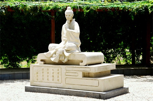 保定街拍，品赏保定府朝阳北大街保百购物广场及附近的城市雕塑