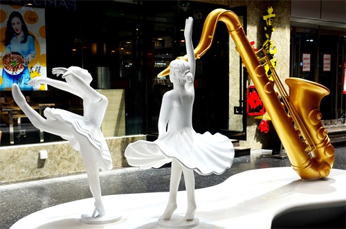 保定街拍，品赏保定府朝阳北大街保百购物广场及附近的城市雕塑