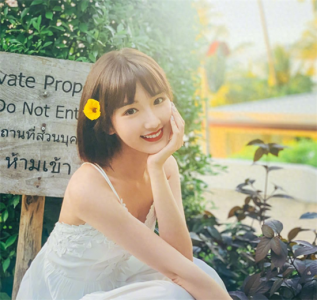 毛晓彤早年旧照被扒,大脸塌鼻梁造型雷人,与如今甜美模样差别大