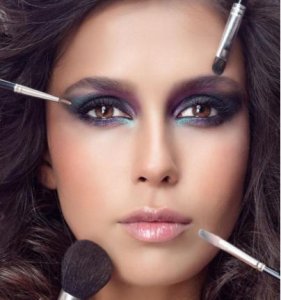 怎么化眼妆显得眼睛大(如何化妆显得眼睛大)