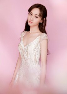 郑爽因“腿”上热搜,著名导演点评:像难民营走出