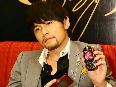 重温经典,探寻18年前的手机传奇——周杰伦代言的MOTO ROKR E2!