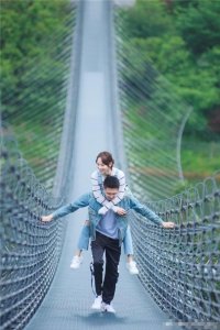 买超生日晒与张嘉倪合照庆结婚四周年,夫妻俩嘟嘴卖萌秀婚戒超甜