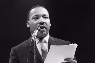 1963年8月28日,马丁·路德·金发表了著名的演讲《我有一个梦想》