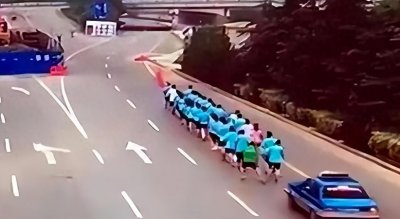 暴走团变暴徒团,结果被出租车撞倒一片