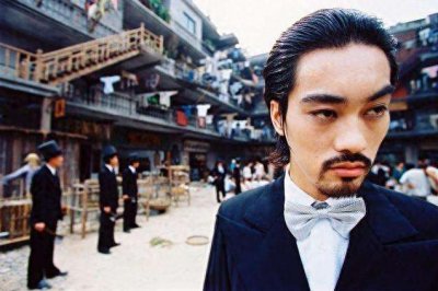 《功夫》里的琛哥,原来深藏不露,西装里藏肌肉