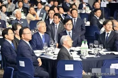 文在寅罕见公开亮相!69岁夫人穿水墨风裙配黑披风,美得温婉贵气