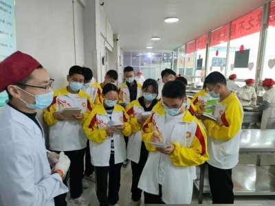 河北阜城中学邀请学生代表参观评价食堂