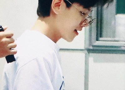 阿姨帮朋友送孙子去学校,看到前儿媳开豪车送儿子上学,懊悔无及