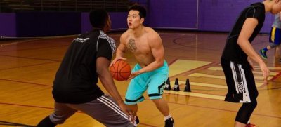 孟铎晒特训照,秀上肢健硕肌肉