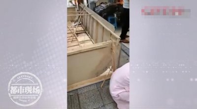 重庆一店铺招牌突然掉落,3名过路人被砸伤,还有1名儿童