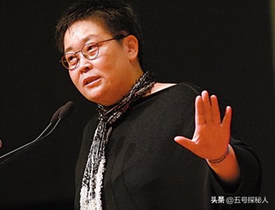 她曾是央视才女,捧红韩红后追债度日,相亲多次无人要至今未婚