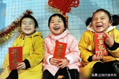 过年尴尬又来了:亲戚给娃500元红包,他家2娃咋办?宝妈机智化解